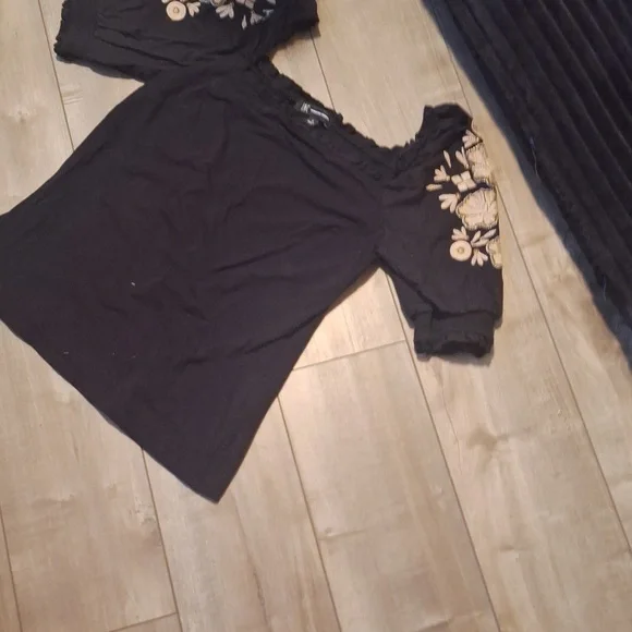 Embroiderd Top - Picture 4 of 9